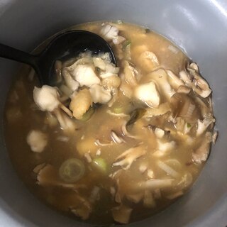 今日の味噌汁(たっぷりまいたけ、長ねぎ、油揚げ)